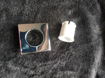 Przelotka do słuchawki prysznicowej wanny rozeta (kwadratowa)