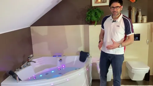 Testowanie wanny przed montażem właściwym.